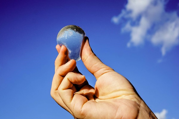 Bottiglie di plastica sostituite da gelatina trasparente… sarà vero?
