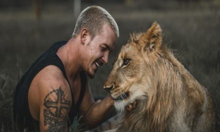 La storia di Dean Schneider, il ragazzo che sussurra ai leoni